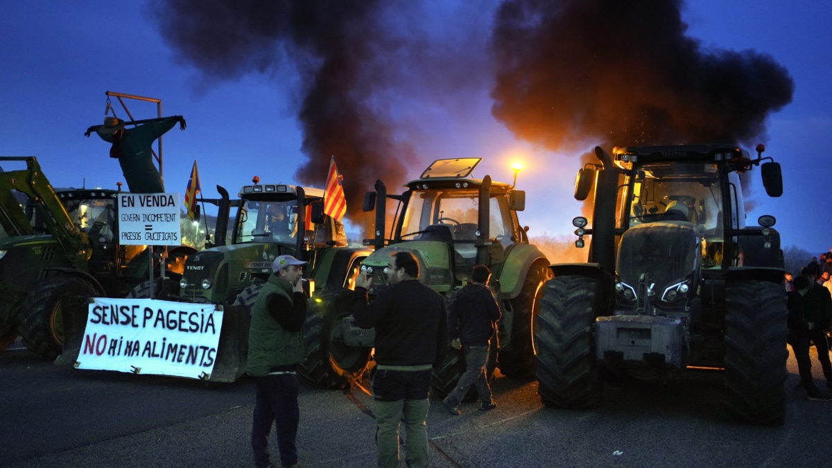 Los agricultores de Girona que llevan todo el día cortando la autopista AP-7 y la N-II a su paso por Sant Julià de Ramis