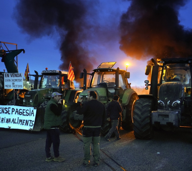 La CUP busca capitalizar la tractorada en Cataluña con ataques a la agro-industria