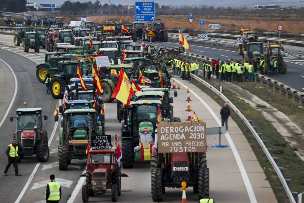 Vista de la concentración de tractores en la A4 a la altura de Madridejos (Toledo).