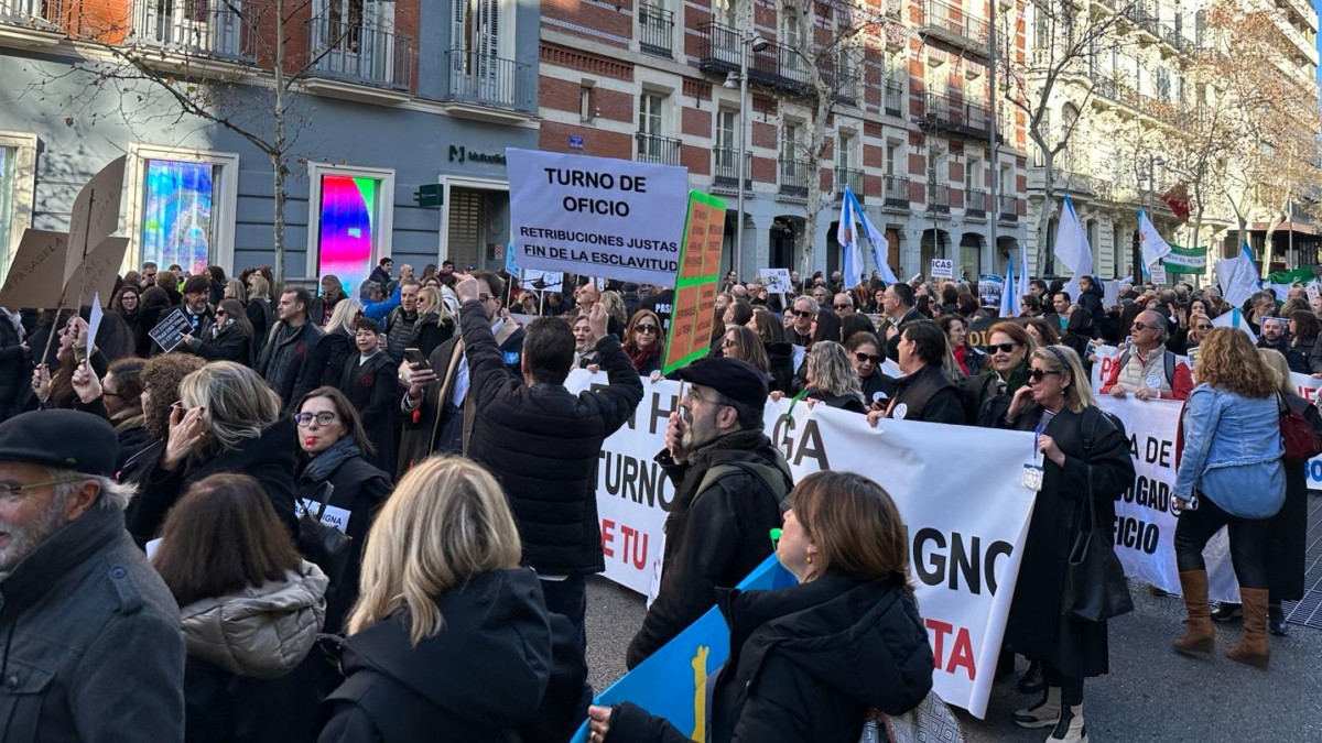 Miles de abogados y procuradores se manifiestan en Madrid por "una jubilación digna"