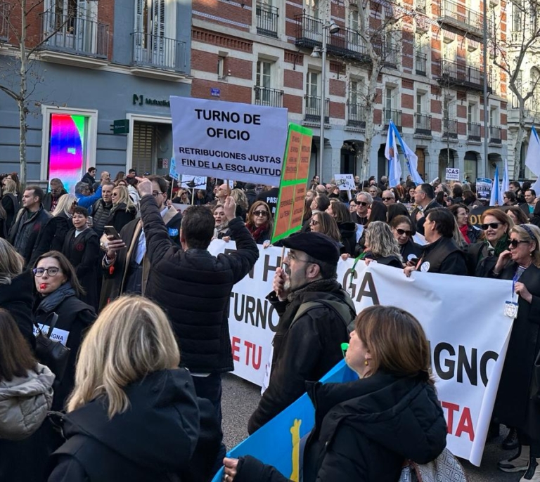 Miles de abogados y procuradores se manifiestan en Madrid por "una jubilación digna"
