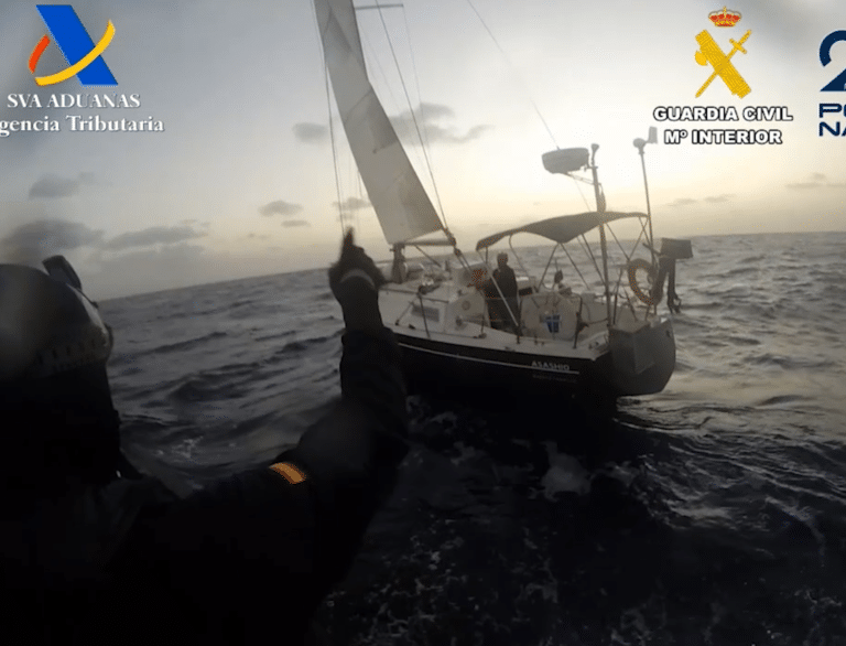 El abordaje de la Policía y la Guardia Civil a un velero con 200 kilos de cocaína