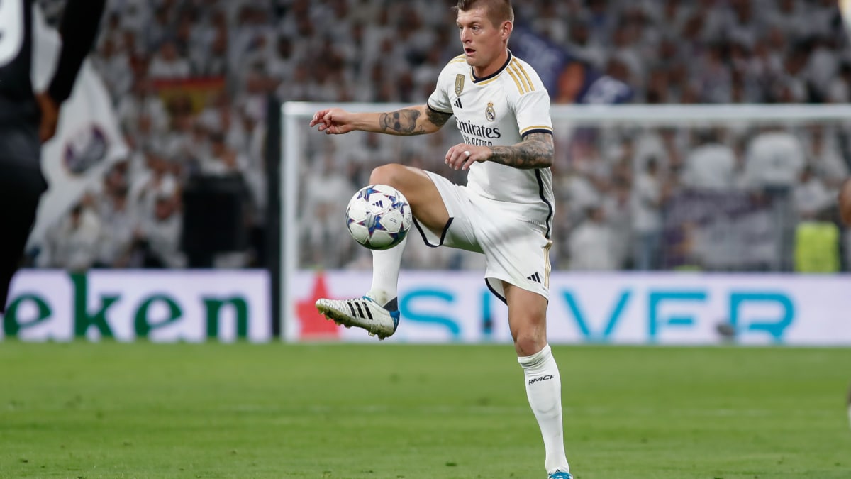 Toni Kroos controla un balón con el Real Madrid en Champions