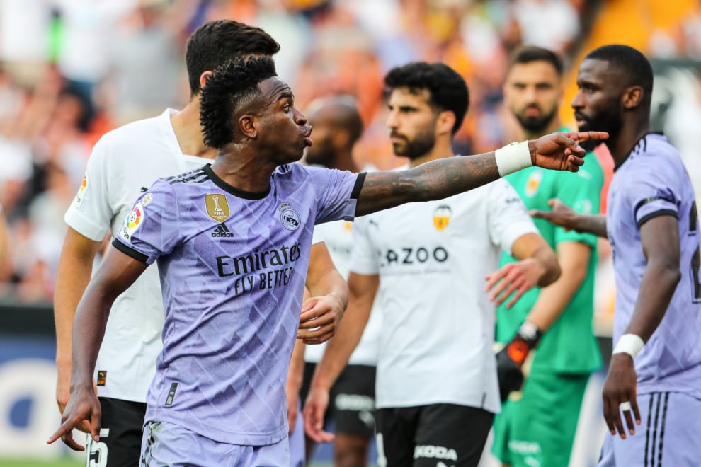 Vinicius Junior señalando al autor de los gritos racistas en Mestalla