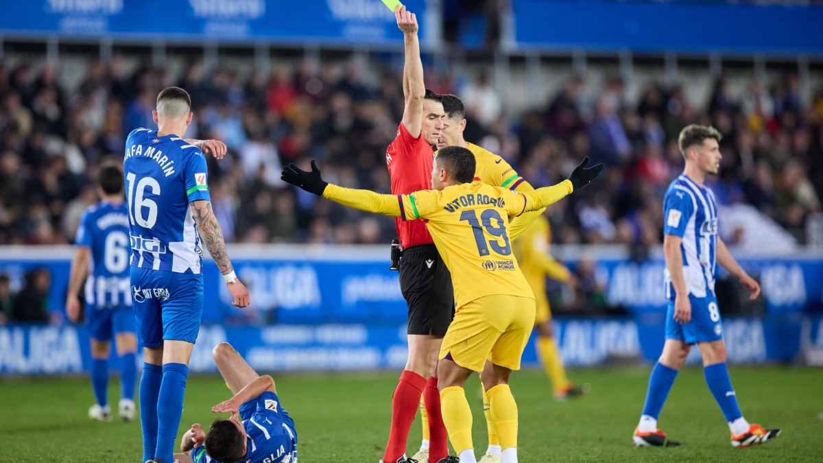 Jose Luis Martinez Munuera muestra la tarjeta roja a Vitor Roque, del FC Barcelona