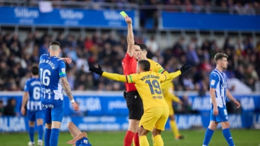 Vitor Roque, gol y roja en diez minutos en Mendizorroza