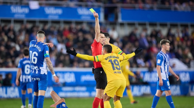 Vitor Roque, gol y roja en diez minutos en Mendizorroza