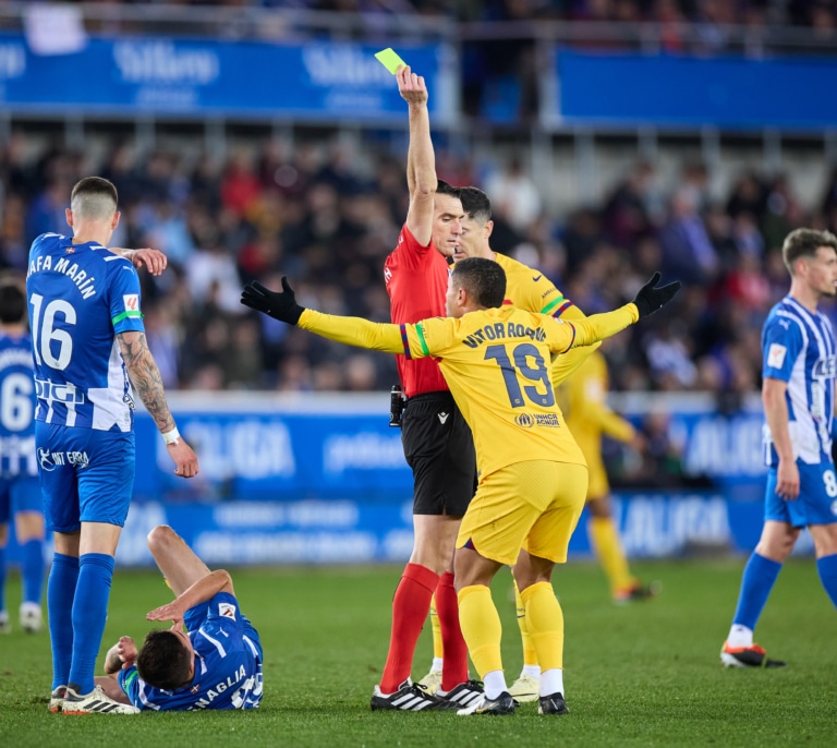 Vitor Roque, gol y roja en diez minutos en Mendizorroza