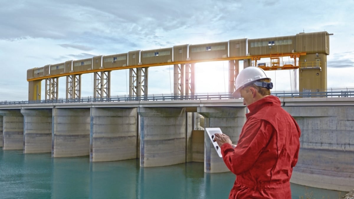 Un trabajador de Vodafone en una presa de agua