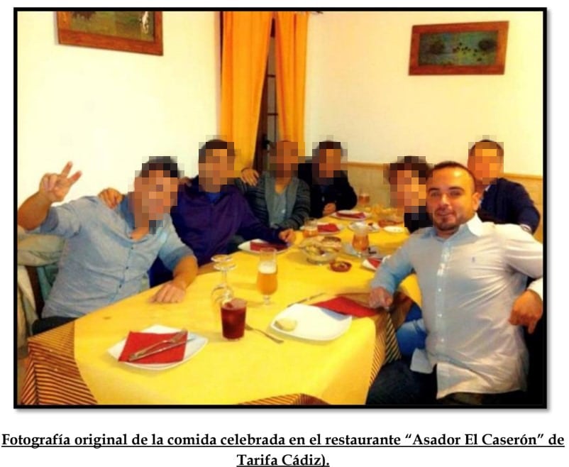 Imagen en la que uno de los agentes del grupo de OCON investigados aparece con supuestos miembros del clan de los Ariza (Cádiz)