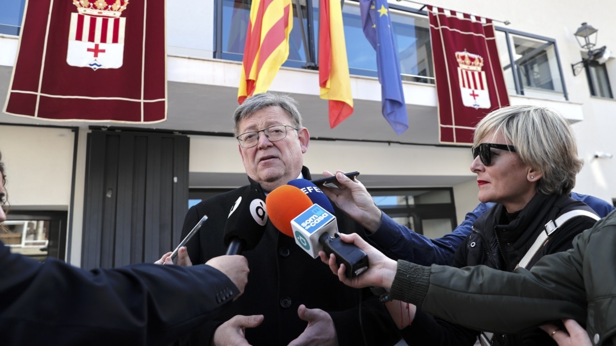 El expresident de la Generalitat, Ximo Puig, a su llegada a la capilla ardiente instalada este lunes en el Ayuntamiento del periodista, escritor y exdiputado Fernando Delgado, que ha fallecido a los 77 años de edad.