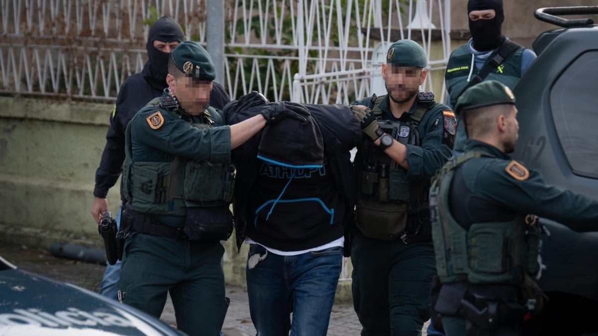 Varios agentes de la Guardia Civil llevan a un detenido tras una operación policial antiyihadista