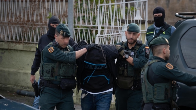 Varios agentes de la Guardia Civil llevan a un detenido tras una operación policial antiyihadista