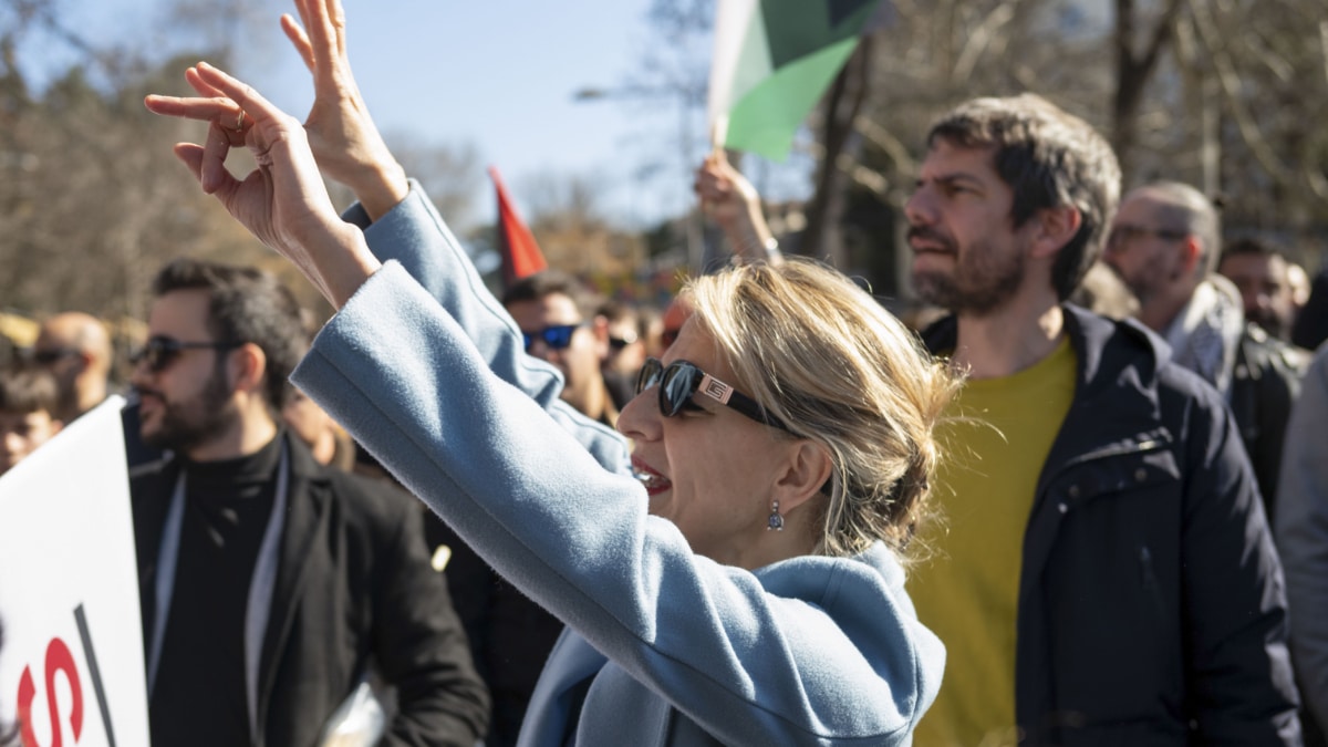 La vicepresidenta segunda del Gobierno, Yolanda Díaz, participa en la manifestación a favor de Palestina con el lema 'No a la impunidad. Fin a la masacre', que ha partido desde la plaza de Atocha hasta la Puerta del Sol, este sábado, en Madrid.