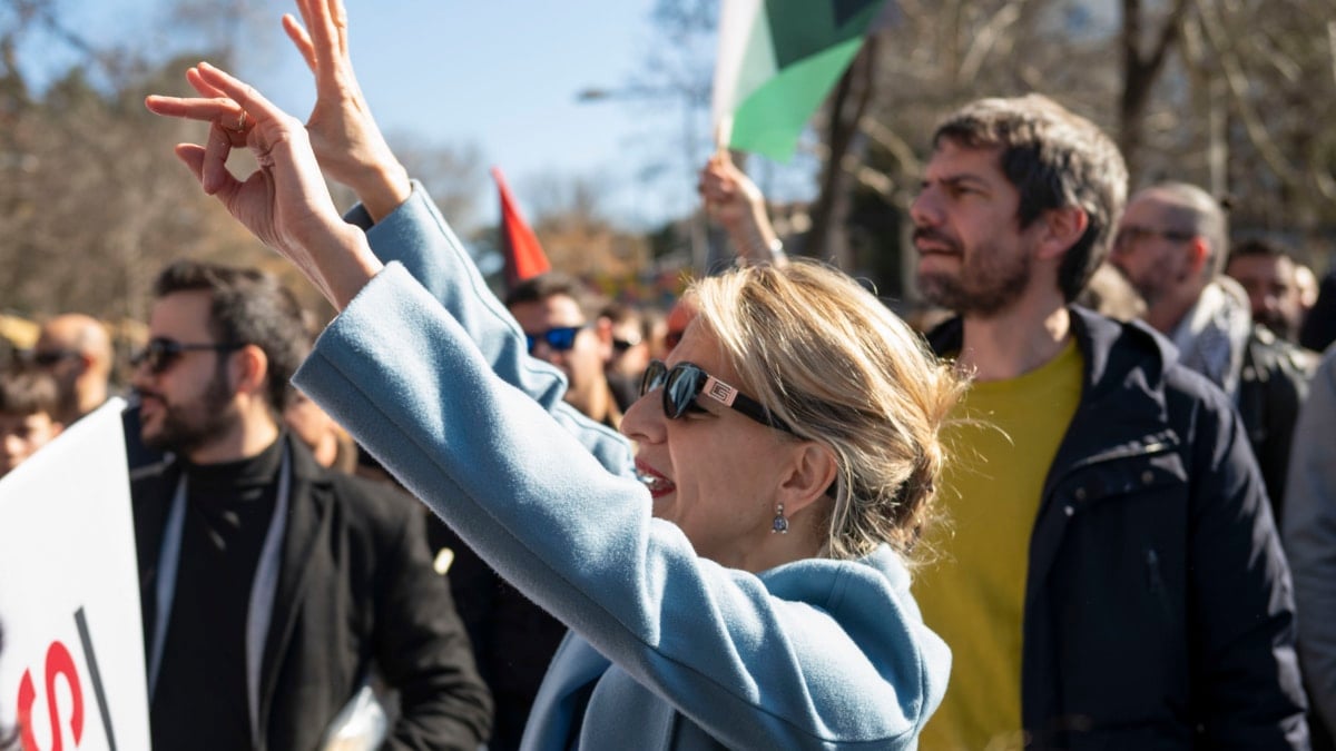 La vicepresidenta segunda del Gobierno, Yolanda Díaz, participa en la manifestación a favor de Palestina con el lema 'No a la impunidad. Fin a la masacre', que ha partido desde la plaza de Atocha hasta la Puerta del Sol, este sábado, en Madrid.