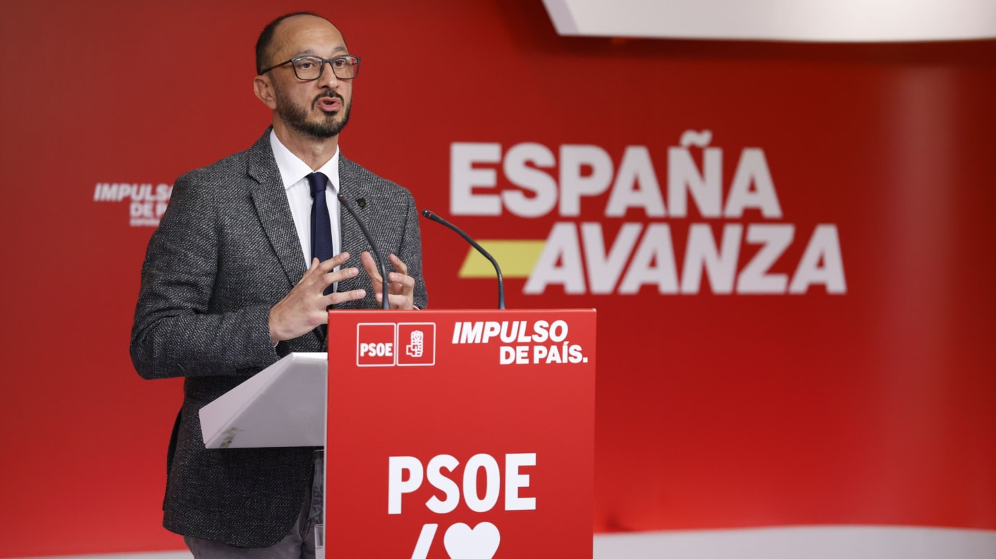 MADRID, 11/03/2024.- El secretario del Área Institucional del PSOE, Alfonso Rodríguez Gómez de Celis, ofrece una rueda de prensa en la sede del partido en Madrid, este lunes. EFE/ Javier Lizon