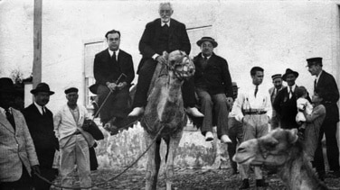 Unamuno a camello y casi feliz: el destierro que le convirtió en símbolo