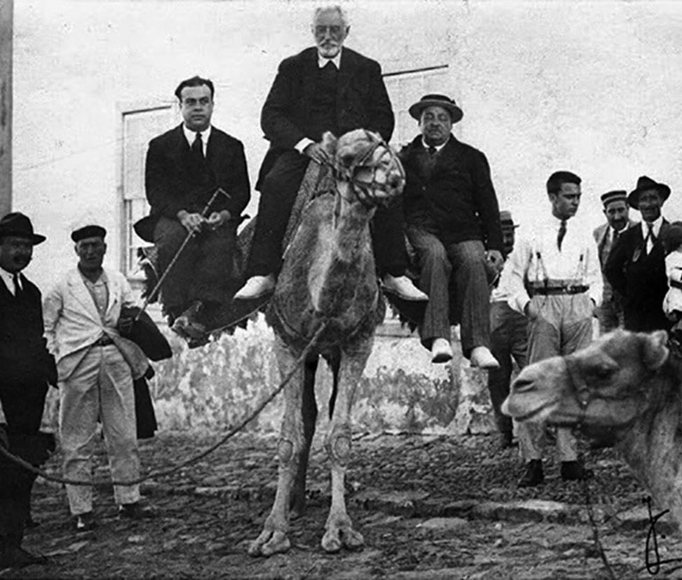 Unamuno a camello y casi feliz: el destierro que le convirtió en símbolo
