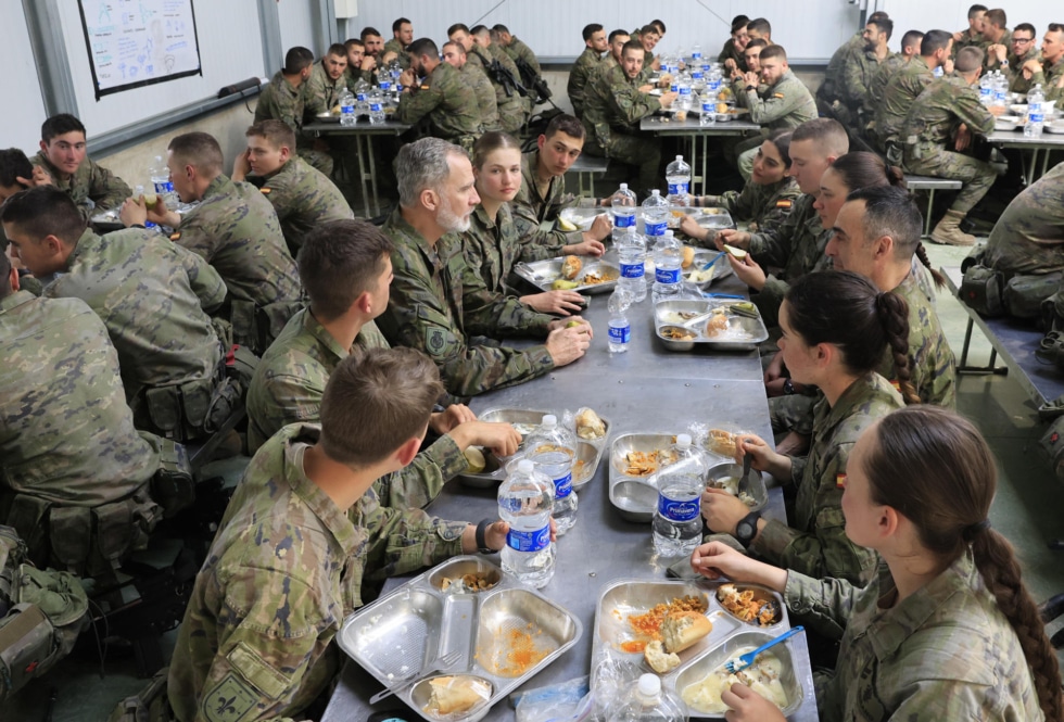 El rey Felipe VI acompaña en el almuerzo a un grupo de alumnos, incluida su hija Leonor, durante su visita a los alumnos de la Academia General Militar en el marco de las maniobras en el Centro Nacional de Adiestramiento de San Gregorio.