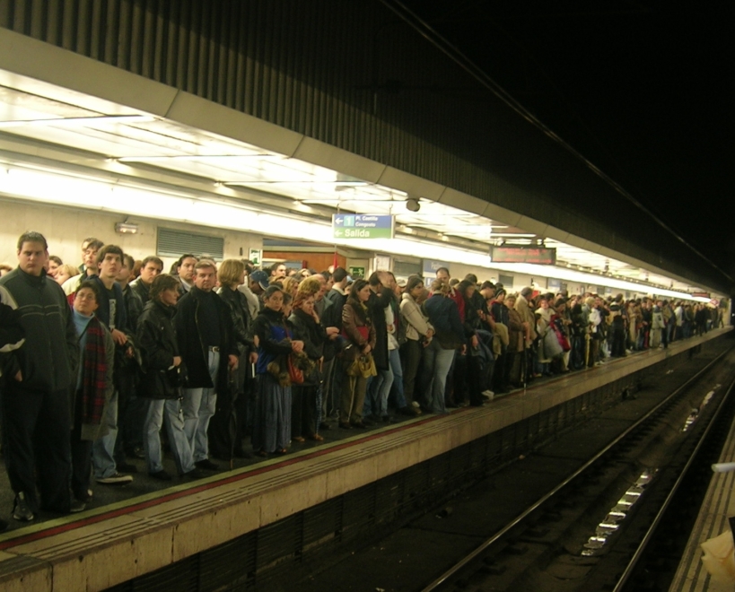 Estación de metro de Pacífico tras la manifestación del 11-M en Madrid.
