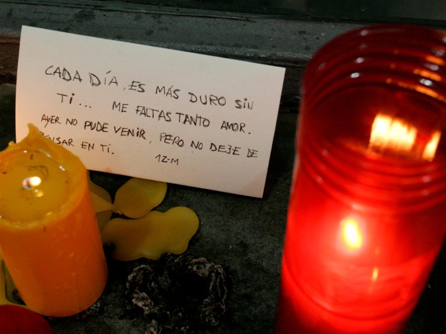 Foto de uno de los homenajes a las víctimas del 11-M incluida en el libro 'Madrid In Memoriam'