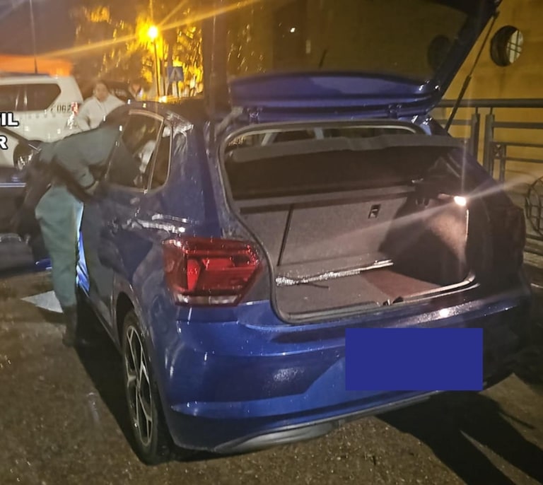 Detenido un hombre con cinco órdenes de detención cuando intentaba escapar a Marruecos en el maletero de un coche