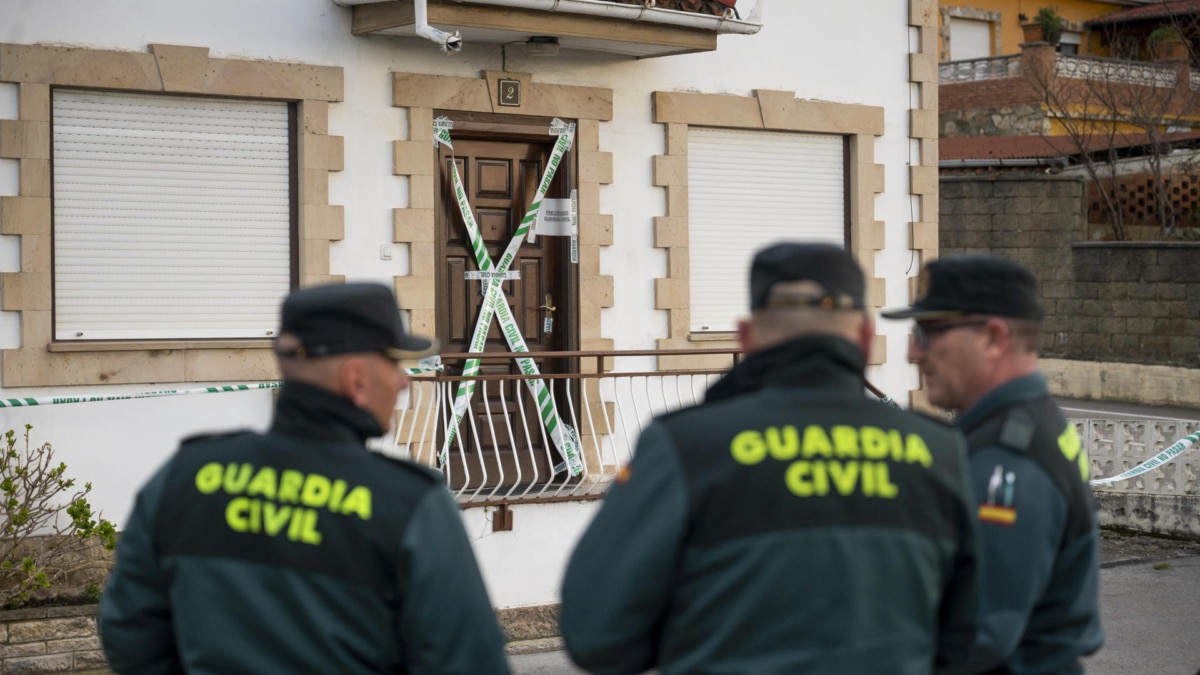 La Guardia Civil frente a la casa de Suances