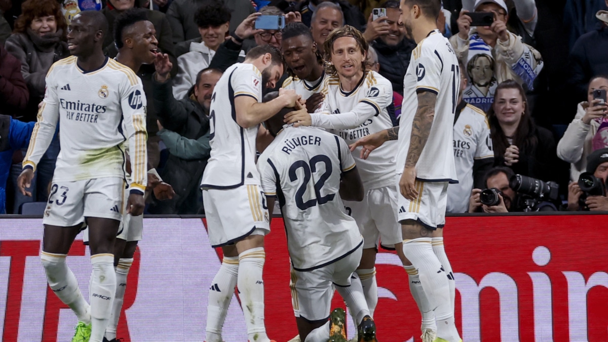 El defensa alemán del Real Madrid Antonio Rüdiger (c) celebra su gol al Celta en el Santiago Bernabéu