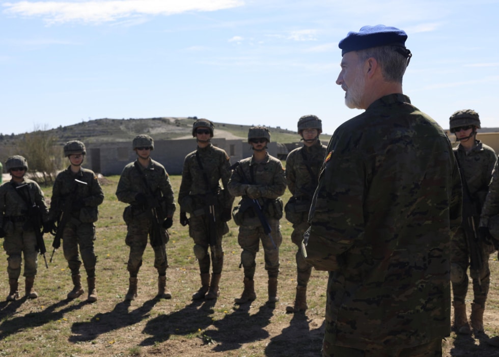 El rey Felipe VI conversa con los alumnos de la Academia General Militar, el pasado 15 de marzo, durante las maniobras de los cadetes en el Centro Nacional de Adiestramiento de San Gregorio, en una imagen facilitada este lunes.