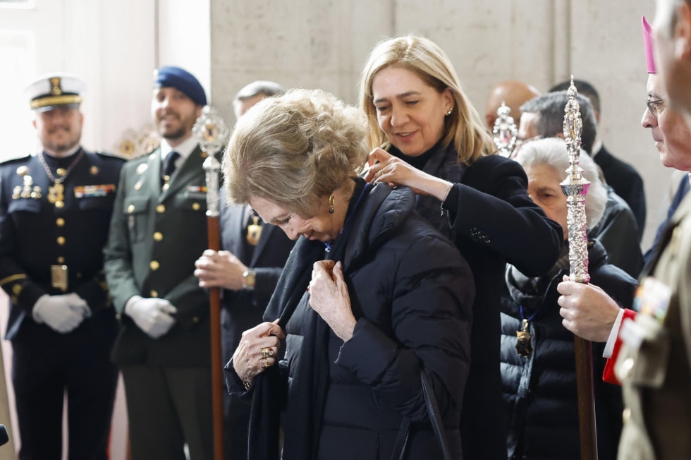 La infanta Cristina y la reina Sofía momentos antes de la salida de la procesión del Santísimo Cristo de los Alabarderos, este Viernes Santo en Madrid. EFE/ Mariscal
