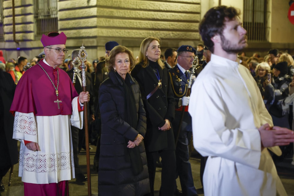 La reina Sofía, la infanta Cristina y el arzobispo castrense Juan Antonio Aznárez, durante la procesión del Santísimo Cristo de los Alabarderos, este Viernes Santo por las calles de Madrid. EFE/ Mariscal