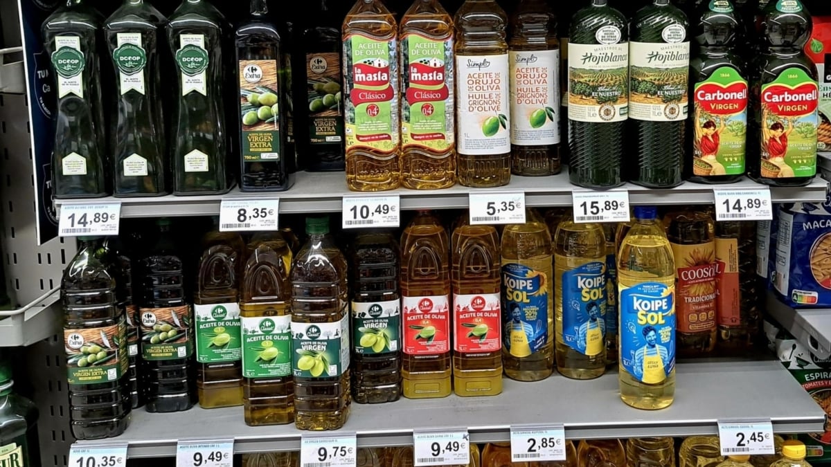 Una estantería de aceite en Carrefour Express.