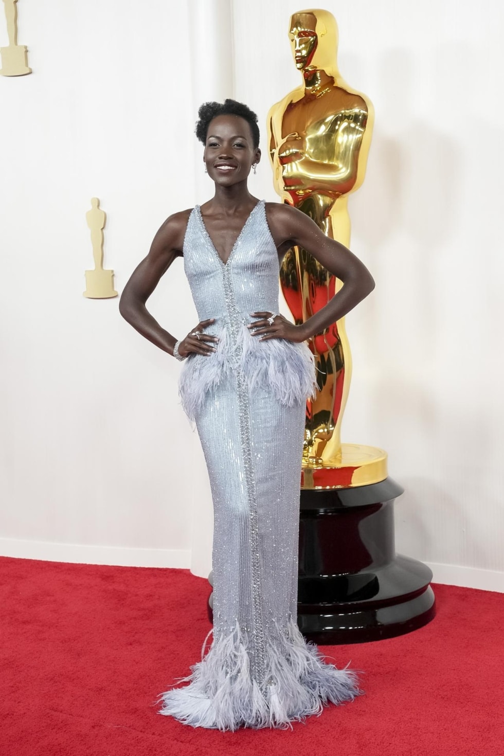 La actriz Lupita Nyong'o ha deslumbrado con un estilismo en azul en los Oscar.
