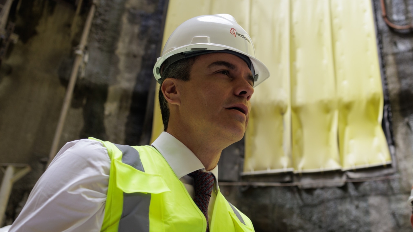 BRA100. SAO PAULO (BRASIL), 07/03/2024.- El presidente del Gobierno español, Pedro Sánchez, (i), visita las obras de la Línea Naranja del metro este jueves en Sao Paulo (Brasil). Las obras de construcción de la Línea Naranja las realiza la concesionaria española Acciona. EFE/ Isaac Fontana