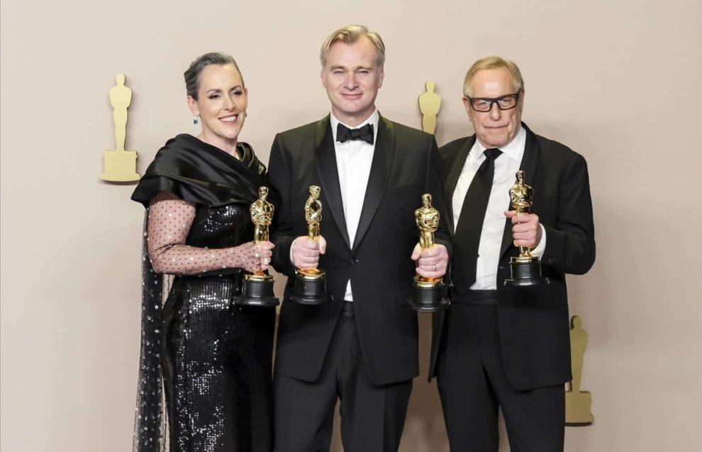 Emma Thomas, Christopher Nolan y Charles Roven, ganadores del Oscar por la mejor película, 'Oppenheimer'.