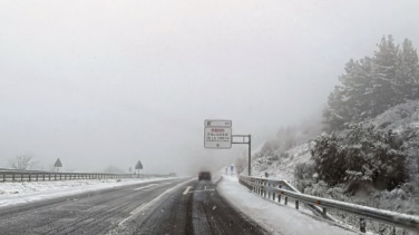 La nieve hace estragos en la A-6: cortes y dificultades en la circulación