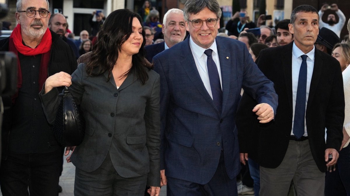 Carles Puigdemont y su mujer, Marcela Topor, se dirigen al acto de Elna.