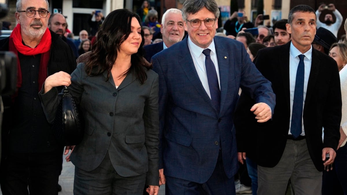 Carles Puigdemont y su mujer, Marcela Topor, se dirigen al acto de Elna.