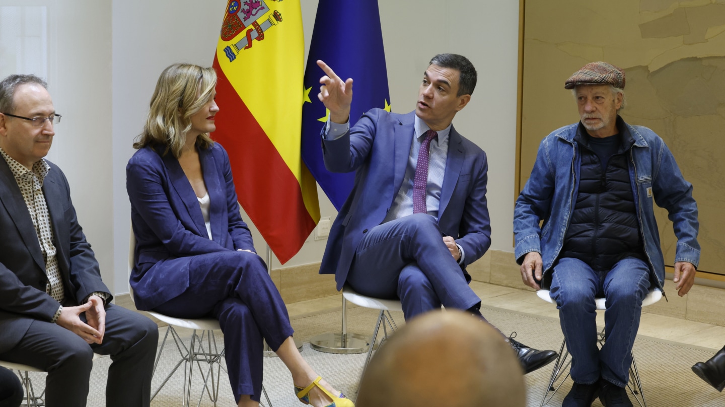 MADRID, 25/03/2024.- El presidente del Gobierno, Pedro Sánchez (2d), y la ministra de Educación, Formación Profesional y Deportes, Pilar Alegría (2i), mantienen un encuentro con representantes del sector artístico, con motivo de la reciente aprobación en el Congreso de la nueva ley de enseñanzas artísticas, este lunes, en el Palacio de la Moncloa en Madrid. EFE/ Zipi