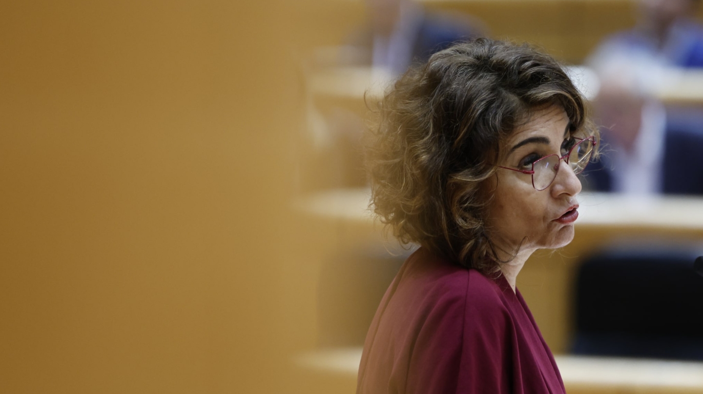 MADRID, 06/03/2024.- La vicepresidenta primera y ministra de Hacienda, María Jesús Montero, interviene este miércoles en el Pleno del Senado que debate y vota por segunda vez la senda de estabilidad para el periodo 2024-2026, que de nuevo será rechazada por la mayoría absoluta del PP, trámite tras el cual el Gobierno ya podrá presentar los Presupuestos de este ejercicio. EFE/ Sergio Perez