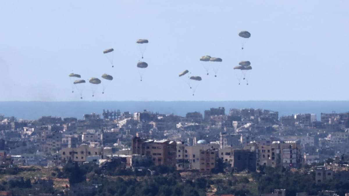 Los lanzamientos aéreos y la ruta marítima no son la solución para acabar con el hambre en Gaza, advierten ONG