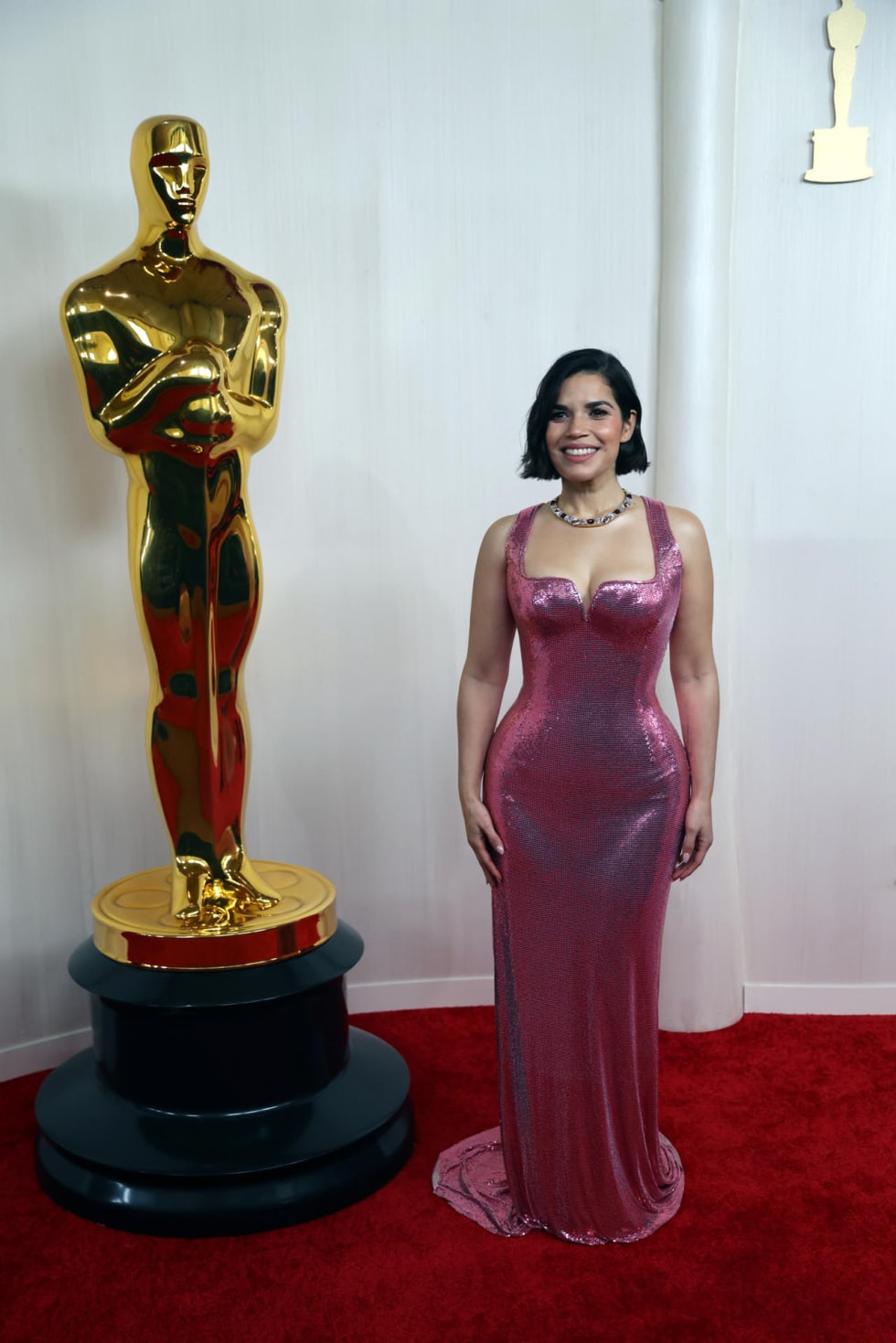 America Ferrera posa frente a la figura del Oscar en la noche en la que está nominada para llevarse uno.