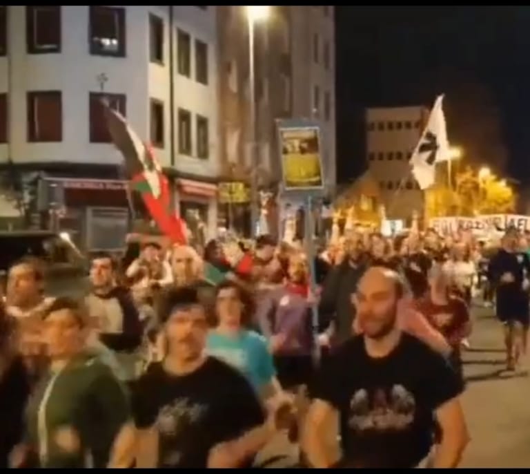 Exhiben carteles del asesino de Fernando Buesa y su escolta en una carrera en favor del euskera