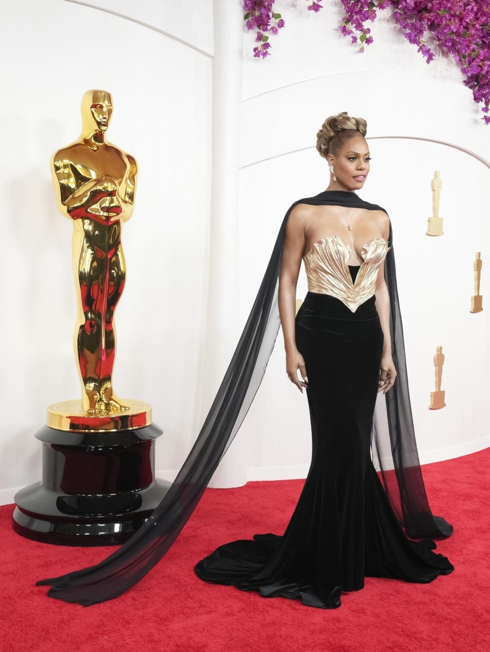 Laverne Cox, con un elegante vestido negro y dorado, fue de las primeras en llegar a los Oscar porque era una de las presentadoras de la alfombra roja de los Oscar.