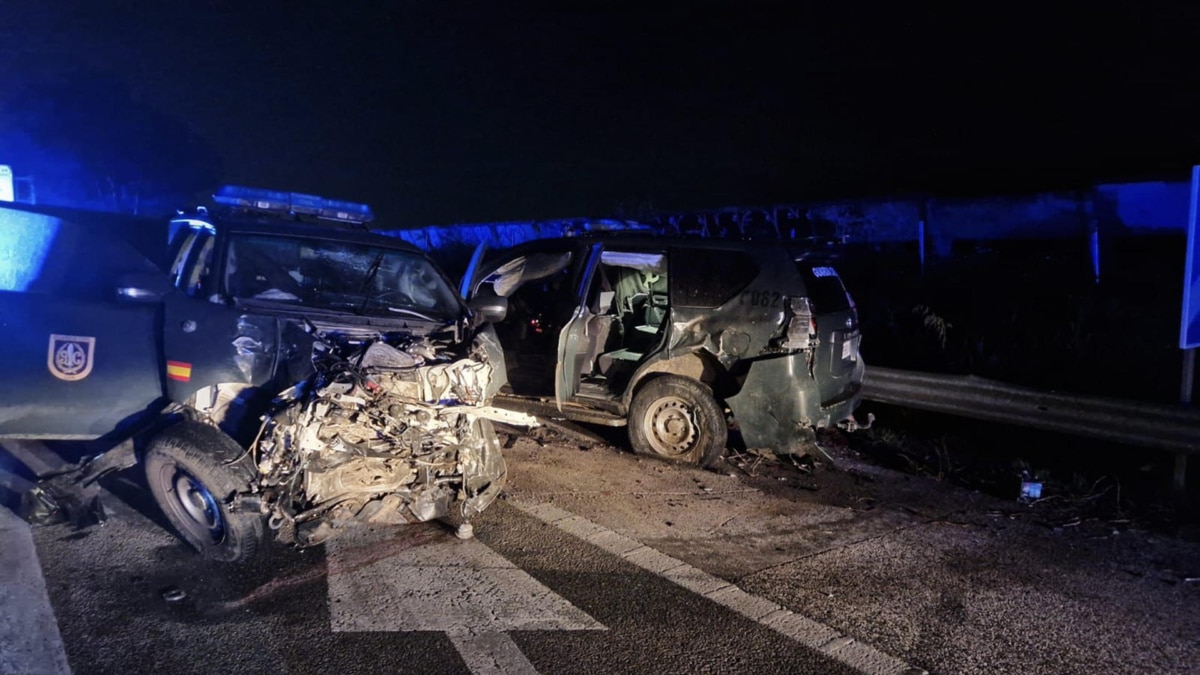 Los coches de la Guardia Civil, tras el accidente