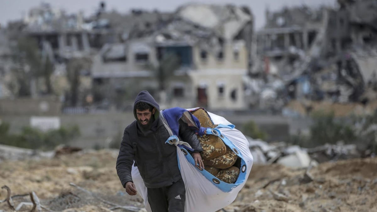 Un hombre palestino carga con sus pertenencias en la Franja de Gaza