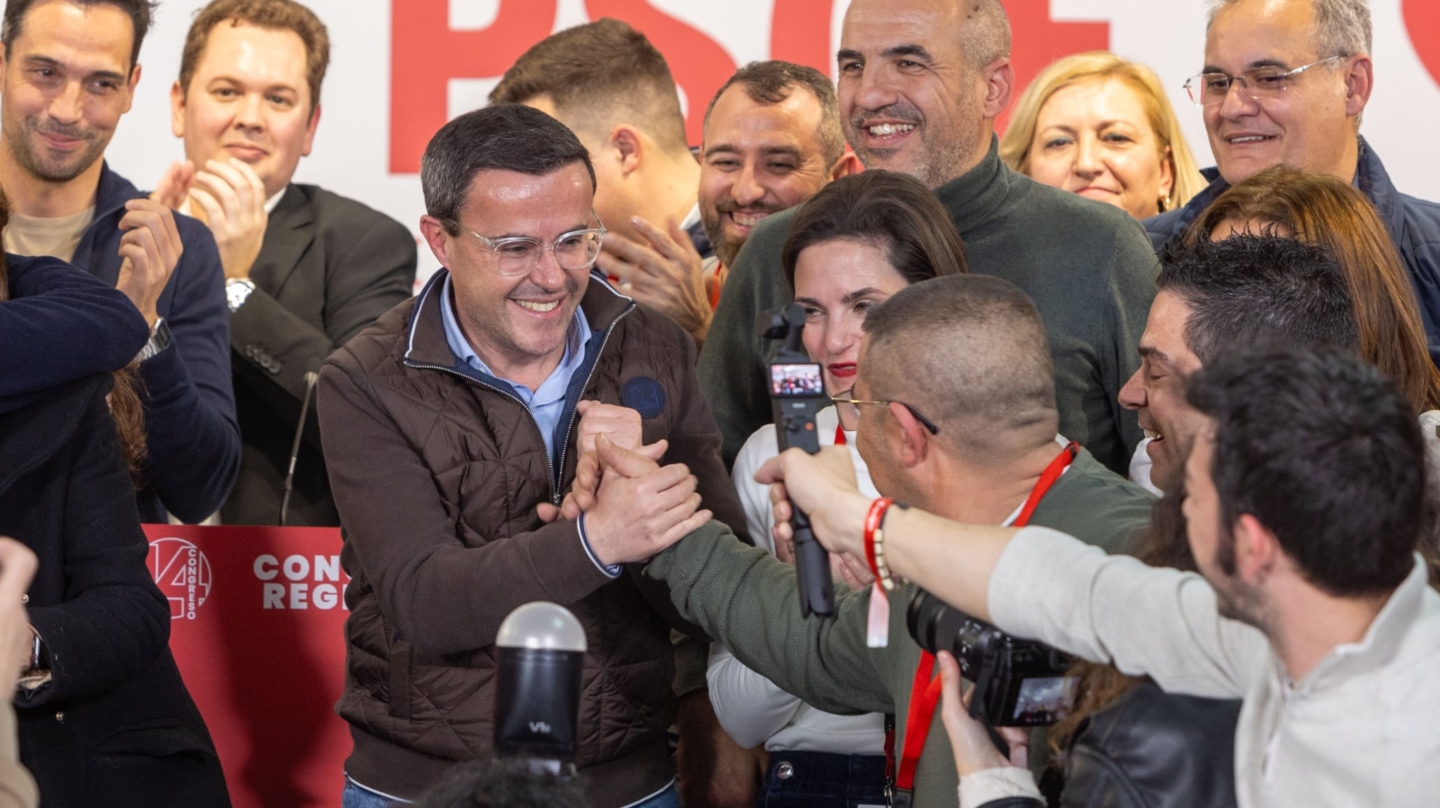 Merida, 02/03/2024.- El presidente de la Diputación de Badajoz, Miguel Ángel Gallardo, celebra su victoria en las primarias del PSOE de Extremadura que se han celebrado hoy sábado en Mérida. EFE/ jero Morales