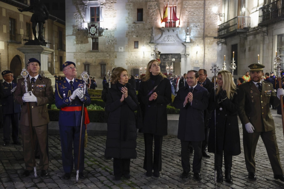 MADRID, 29/03/2024.- La reina Sofía (3i) y la infanta Cristina (c) viven el encuentro de Nuestra Señora de los Siete Dolores y el Santísimo Cristo de los Alabarderos, este Viernes Santo en la Plaza de la Villa, en Madrid. EFE/ Mariscal