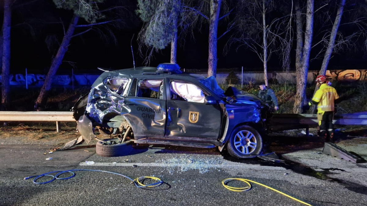 Uno de los coches de la Guardia Civil tras el accidente que se ha cobrado la vida de seis personas.