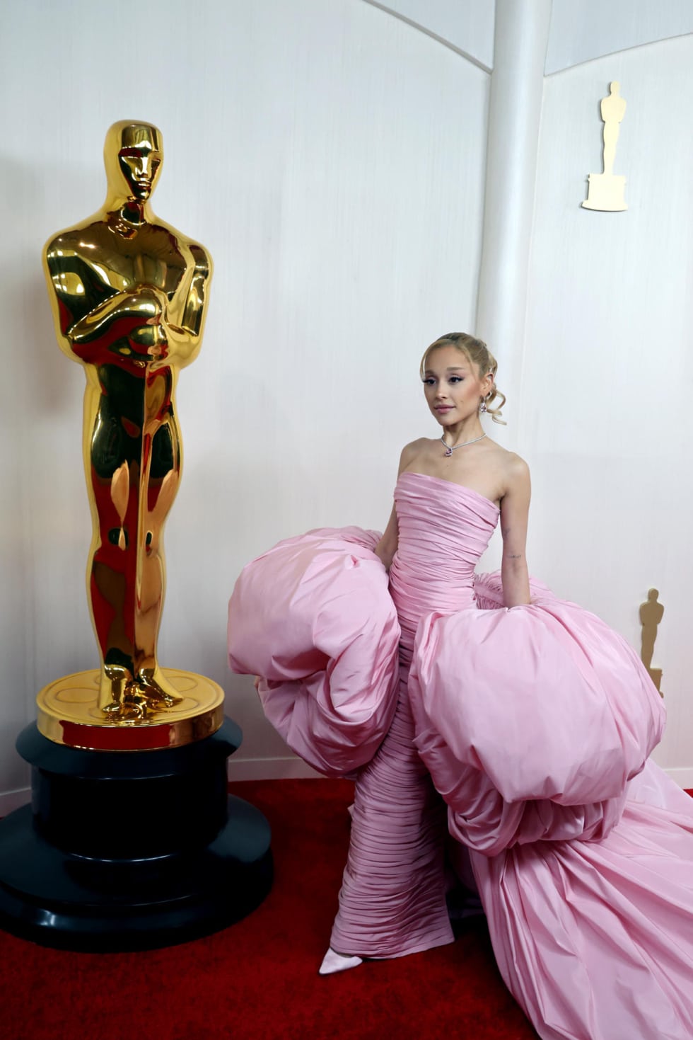 Ariana Grande sí ha lucido rosa en los Oscar. La actriz y cantante se ha puesto un vestido hecho a medida de alta costura de Giambattista Valli.